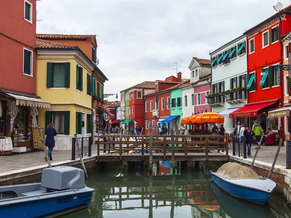 Venedig, Italien, am 30. April 2015. Insel Burano, bunte Häuser von Einheimischen. Café am Ufer des Kanals. burano die Insel - eines der attraktiven Touristenobjekte in der venezianischen Lagune — Stockfoto