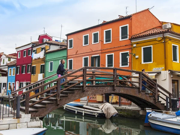 威尼斯，意大利，在 2015 年 4 月 30 日。布拉诺岛，当地人多彩色房子。咖啡厅在银行渠道。布拉诺岛-富吸引力的旅游对象在威尼斯泻湖之一 — 图库照片
