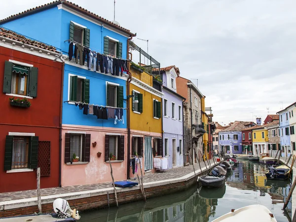 VENICE, ITALY, on April 30, 2015. Остров Бурано, типичный уличный канал и разноцветные дома местных жителей. Бурано остров - один из привлекательных туристических объектов в Венецианской лагуне — стоковое фото