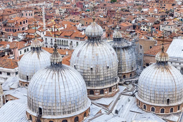 VENICE, ITALY - on APRIL 30, 2015. The top view from San Marco kampanilla on St. Mark's Basilica domes — Stock Photo, Image