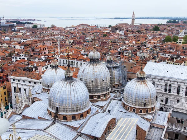 VENICE, ITALY - on APRIL 30, 2015. The top view from San Marco kampanilla on St. Mark Basilica domes — Stok fotoğraf