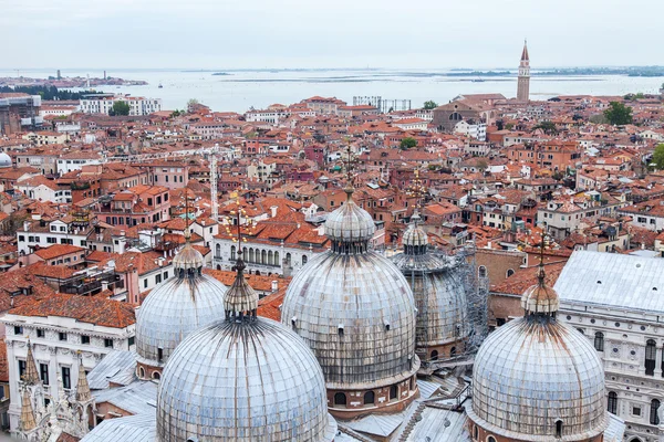 Venice, İtalya - 30 Nisan 2015 tarihinde. üst görünümden san marco kampanilla San Marco Bazilikası'nın kubbe üzerinde — Stok fotoğraf