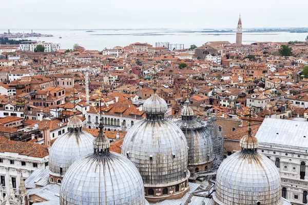 Venedig, Italien - den 30 april 2015. ovanifrån från san marco kampanilla på Sankt Markus basilikan kupoler — Stockfoto