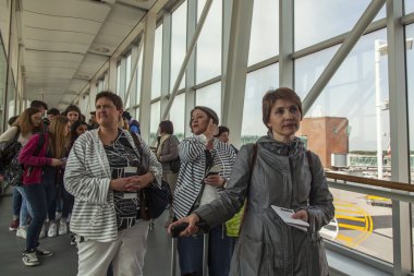 Venedik, İtalya, 5 Mayıs 2015 tarihinde. Marco polo Havaalanı gidiş salonu. yolcu başına duyurusu bekliyoruz uçak içine bir yatılı