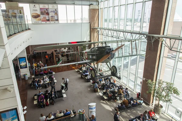 VENEZIA, ITALIA, 5 MAGGIO 2015. Aeroporto Marco Polo, sala partenze. I passeggeri si aspettano l'annuncio dell'inizio di un imbarco sull'aereo — Foto Stock