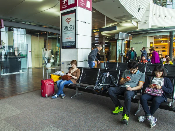 VENECIA, ITALIA, 5 DE MAYO DE 2015. Aeropuerto Marco Polo, sala de salidas. Los pasajeros esperan el anuncio del inicio de un abordaje en el avión — Foto de Stock