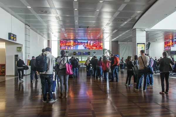 VENECIA, ITALIA, 5 DE MAYO DE 2015. Aeropuerto Marco Polo, sala de salidas. Los pasajeros esperan el anuncio del inicio de un abordaje en el avión — Foto de Stock