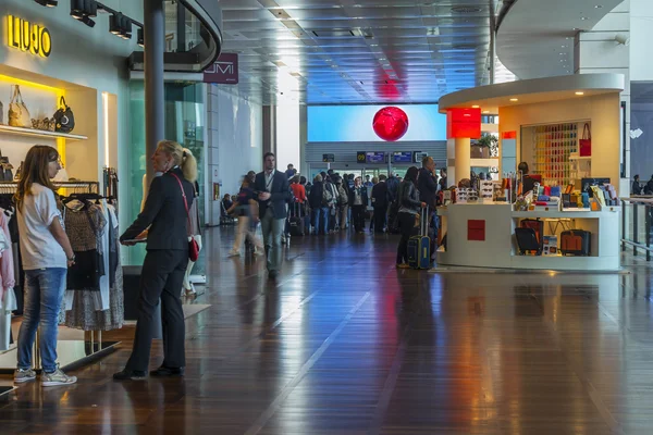 VENEZIA, ITALIA, 5 MAGGIO 2015. Aeroporto Marco Polo, sala partenze. I passeggeri si aspettano l'annuncio dell'inizio di un imbarco sull'aereo — Foto Stock