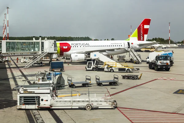 VENECIA, ITALIA, 5 DE MAYO DE 2015. El aeropuerto de Marco Polo. Servicio de prevuelo del avión cerca del edificio del aeropuerto —  Fotos de Stock