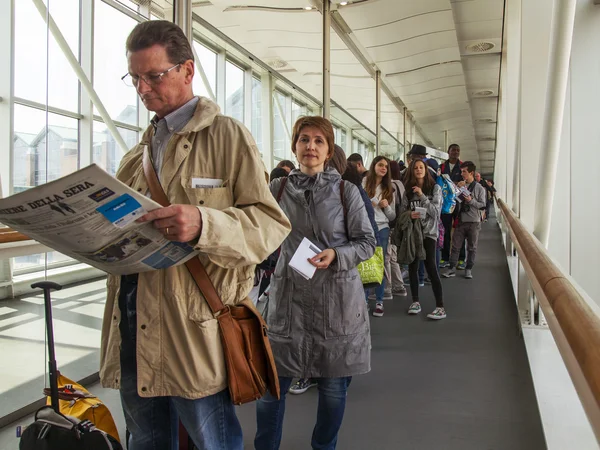 VENECIA, ITALIA, 5 DE MAYO DE 2015. El aeropuerto de Marco Polo. Los pasajeros pasan al aterrizar en el avión en una escalera telescópica —  Fotos de Stock