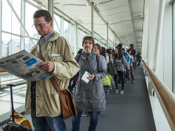 Venetië, Italië, op 5 mei 2015. Marco polo's airport, hal van vertrek. passagiers verwachten de aankondiging van het begin een instappen in het vliegtuig — Stockfoto