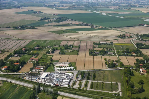 La vista dall'alto da una finestra di aereo su isole — Foto Stock