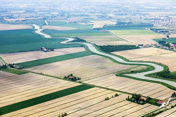 Het bovenaanzicht van een vliegtuig venster op eilanden — Stockfoto