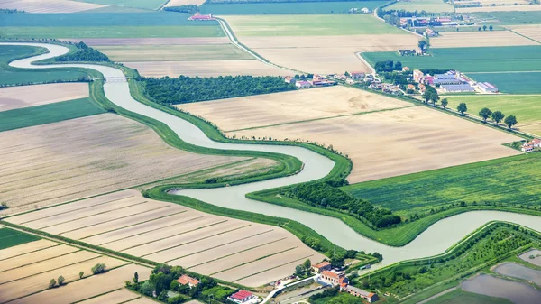 Der Blick von oben aus einem Flugzeugfenster auf Inseln — Stockfoto