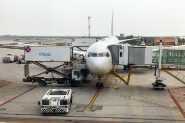 Venedik, İtalya, 5 Mayıs 2015 tarihinde. Marco polo Havaalanı. Havaalanı binasının yakınlarında uçağın ön kontrol Servisi