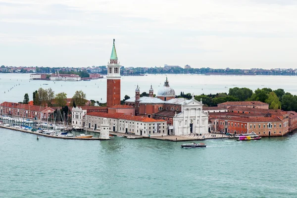 Venice, İtalya - 30 Nisan 2015 tarihinde. San Marco kampanilla üst görünümden San Giorgio'nın Adası — Stok fotoğraf