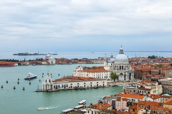 Venedig, Italien - den 30 April 2015. Ovanifrån från San Marco kampanilla på katedral Santa Maria della Salute (Basilica di Santa Maria della Salute) och röda tak — Stockfoto