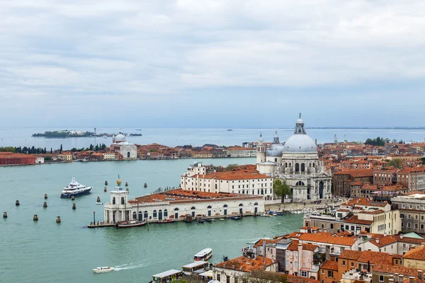 Venice, İtalya - 30 Nisan 2015 tarihinde. San Marco kampanilla üst görünümden Katedrali Santa Maria della Salute üzerinde (Basilica di Santa Maria della Salute) ve kırmızı çatılar — Stok fotoğraf