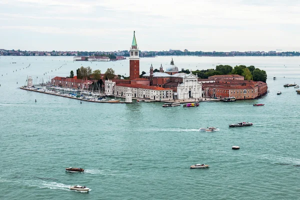 Venice, İtalya - 30 Nisan 2015 tarihinde. San Marco kampanilla üst görünümden San Giorgio'nın Adası — Stok fotoğraf