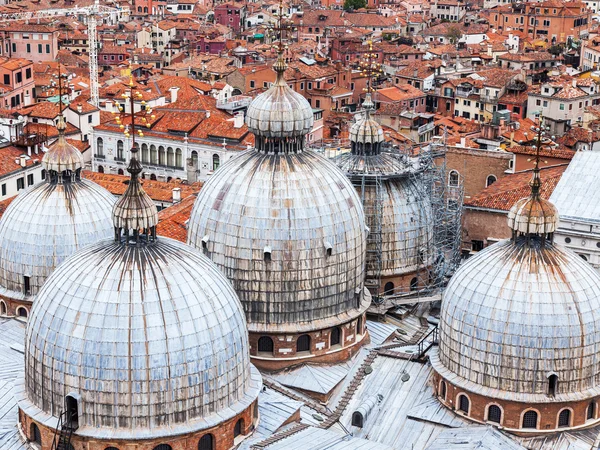 Venice, İtalya - 30 Nisan 2015 tarihinde. üst görünümden san marco kampanilla San Marco Bazilikası'nın kubbe üzerinde — Stok fotoğraf