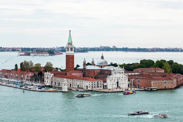 Venice, İtalya - 30 Nisan 2015 tarihinde. San Marco kampanilla üst görünümden San Giorgio'nın Adası — Stok fotoğraf