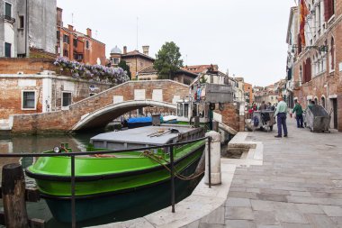 Venice, İtalya - 1 Mayıs 2015 tarihinde. Şehir Adası bölümünde faaliyetlerini ev: özel tekne ile çöp kaldırma