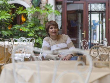 Venice, İtalya - 1 Mayıs 2015 tarihinde. Kadın yaz kafe küçük bir masada oturur