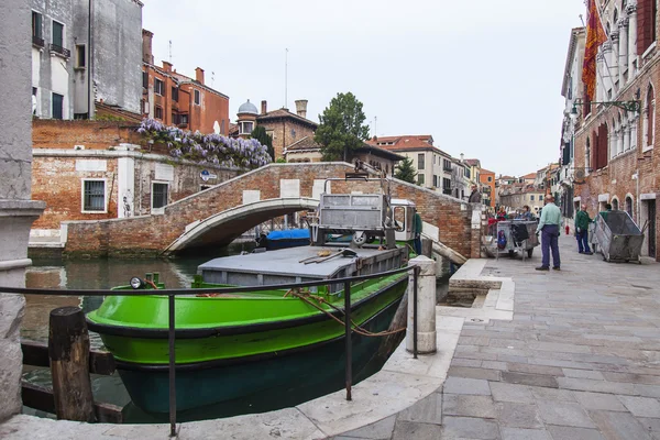 Venice, Italië - op 1 mei 2015. de oplossing van huishoudelijke problemen in eiland deel van de stad: vuilnis verwijdering door de speciale boot — Stockfoto