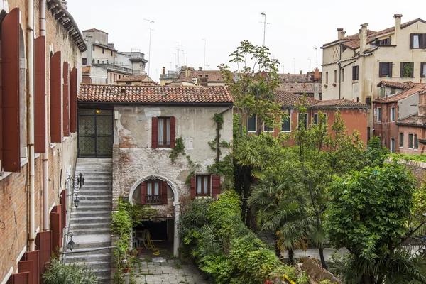 VENICE, ITALY - on MAY 1, 2015. House. A view from the window in a typical Venetian court yard — Stock Photo, Image