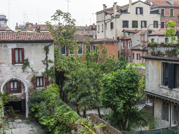 VENICE, ITALY - on MAY 1, 2015. House. A view from the window in a typical Venetian court yard — Stock Photo, Image