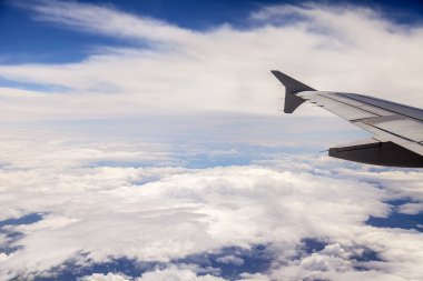 uçak Görünümü penceresinden pitoresk beyaz bulutlar üzerinde
