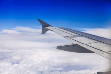 uçak Görünümü penceresinden pitoresk beyaz bulutlar üzerinde