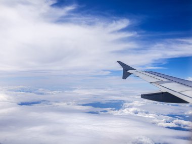 uçak Görünümü penceresinden pitoresk beyaz bulutlar üzerinde