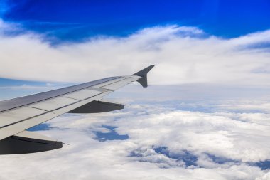 uçak Görünümü penceresinden pitoresk beyaz bulutlar üzerinde