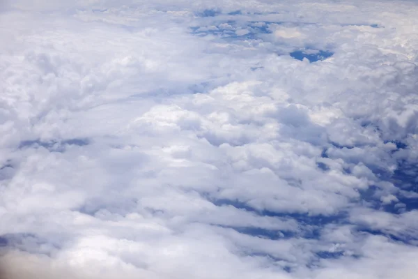 Vista plana desde la ventana en las pintorescas nubes blancas —  Fotos de Stock