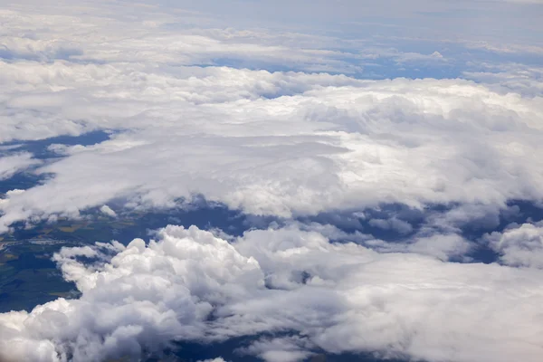 Uçak Görünümü penceresinden pitoresk beyaz bulutlar üzerinde — Stok fotoğraf