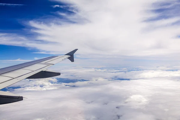 Uçak Görünümü penceresinden pitoresk beyaz bulutlar üzerinde — Stok fotoğraf