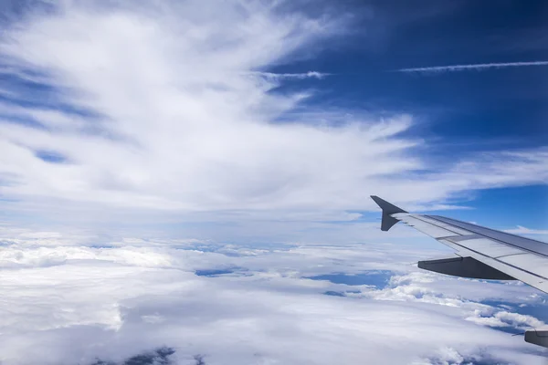 Vista aereo dalla finestra su pittoresche nuvole bianche — Foto Stock