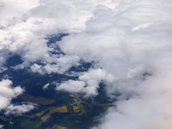 Vue aérienne depuis la fenêtre sur des nuages blancs pittoresques — Photo