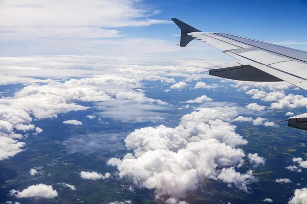 Αεροπλάνο θέα από το παράθυρο στο γραφικό άσπρα σύννεφα — Φωτογραφία Αρχείου