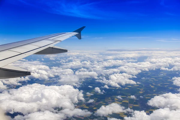 Blick aus dem Fenster auf malerische weiße Wolken — Stockfoto