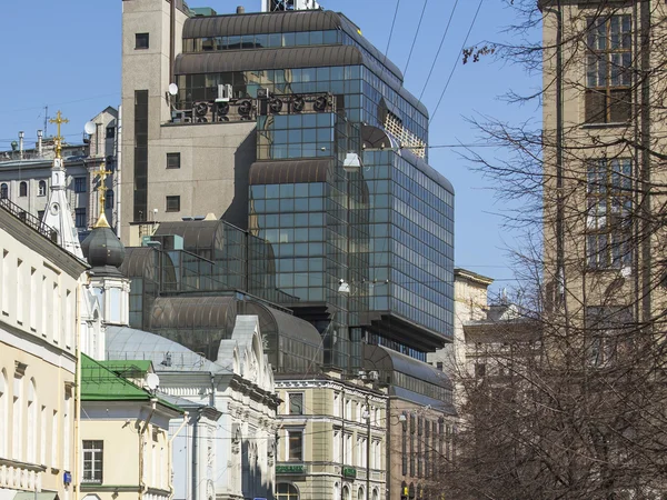 Moscow, Russia, on APRIL 12, 2015. Typical urban view in the spring afternoon. — Stock Photo, Image