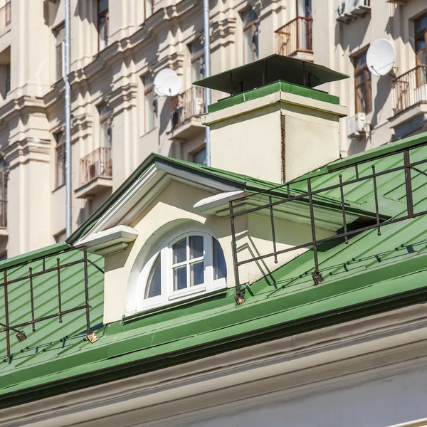 モスクワ、ロシア、2015 年 4 月 12 日に。19 世紀の典型的なモスクワ市不動産の建築の断片 — ストック写真