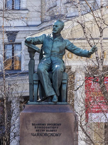 Moscow, Rusland - op 12 April 2015. Het monument aan de componist Tchaikovsky in de buurt van Conservatory, is gevestigd in 1954 (auteur Vera Mukhina). — Stockfoto