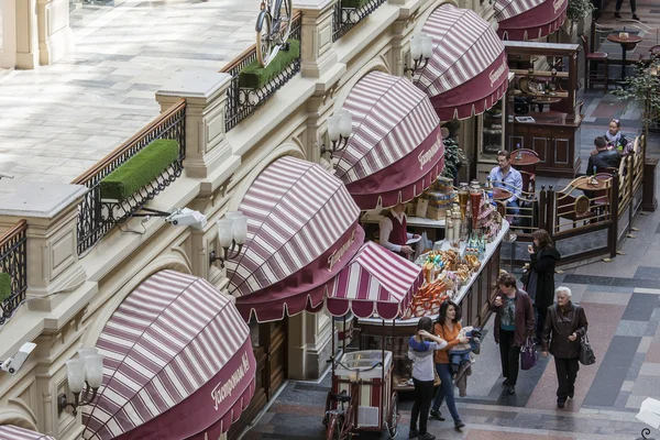 Moskou, Rusland, op 12 April 2015. GOM historische winkel. Het bovenaanzicht op een van handel lijnen — Stockfoto