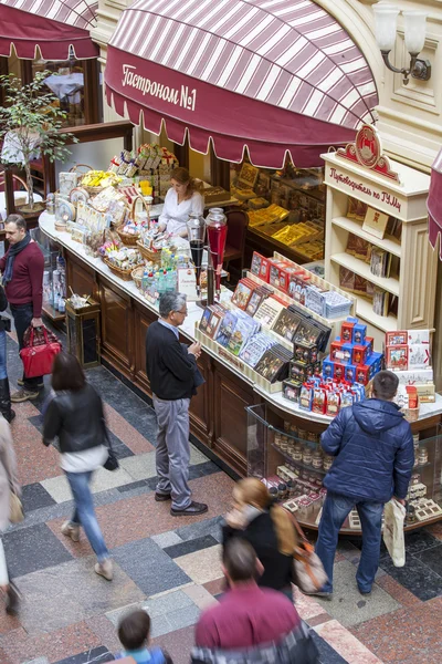 Moscou, Rússia, em 12 de abril de 2015. Loja histórica de pastilhas. A visão superior em uma de linhas comerciais — Fotografia de Stock
