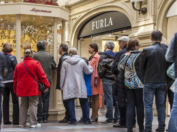 Mosca, Russia, il 12 APRILE 2015. Negozio storico di gomme. La gente fa la coda per un gelato speciale. — Foto Stock