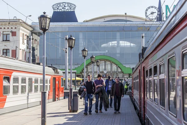 MOSCÚ, RUSIA - 12 DE ABRIL DE 2015. Los trenes eléctricos regionales están en las plataformas de la estación de Yaroslavl —  Fotos de Stock