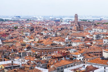 Venice, İtalya - 30 Nisan 2015 tarihinde. üst görünümden san marco kampanilla evlerin Şehir Adası kısmında kırmızı çatılarda