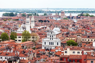 Venice, İtalya - 30 Nisan 2015 tarihinde. üst görünümden san marco kampanilla evlerin Şehir Adası kısmında kırmızı çatılarda